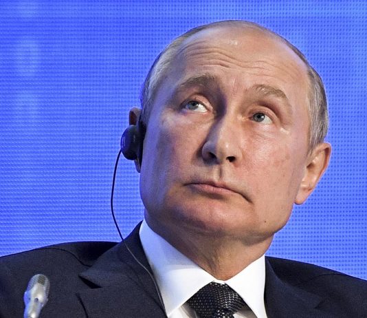 Skrivnostna blondinka iz Pariza: ali svet mode skriva Putinovo “nevidno hčer”?