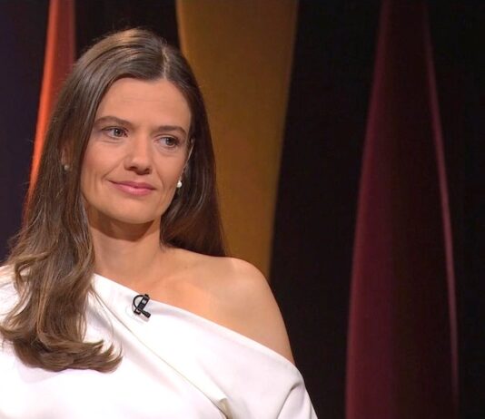 Urška Bačovnik Janša znova pokazala, kako se stoji ob strani možu v ključnih trenutkih!