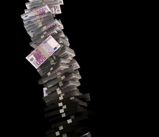 Panika in snemanje videov zaradi “politične policije” – nevednost ali manipulacija? Zakon govori o javnem interesu in odgovornosti oblasti do javnega denarja!