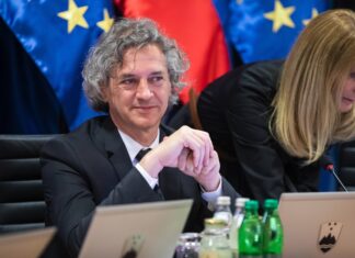 Prihajajoče volitve in laži: vlada Roberta Goloba se hvali s projekti, ki niso njihovi?