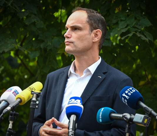 Veliki padci po volitvah: Znani obrazi čez noč ostali brez moči, politična scena se je obrnila na glavo