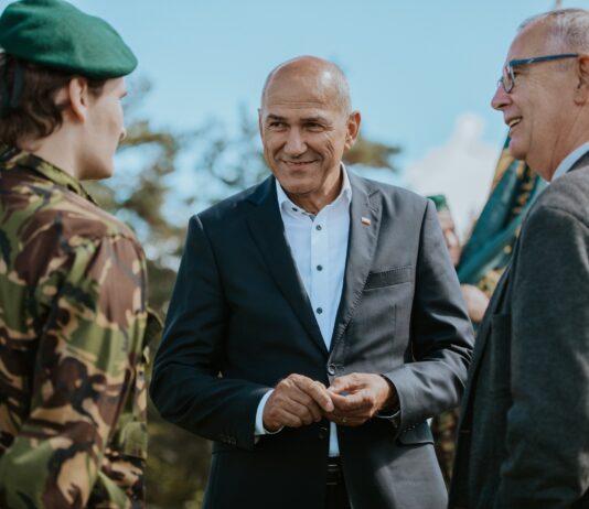 Janša nagovarja volivce s programom, edini Golobov politični program ostaja anti-Janša retorika