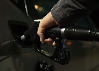 NOV UDAREC ZA VOZNIKE: Dizel se je čez noč podražil za kar 8,3 centa – na Hrvaškem je občutno cenejši!