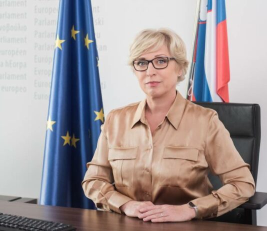 Prihajajo nove dajatve na pošiljke s Kitajske: kaj to pomeni za potrošnike in zakaj evropska poslanka Romana Tomc tega ne podpira?