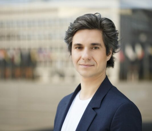 Minimalna plača 1.000 evrov neto: populistični ukrep pred koncem leta, ki nosi nevarne posledice!?