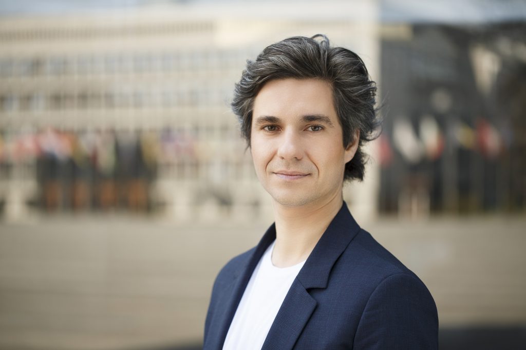 Minimalna plača 1.000 evrov neto: populistični ukrep pred koncem leta, ki nosi nevarne posledice!?