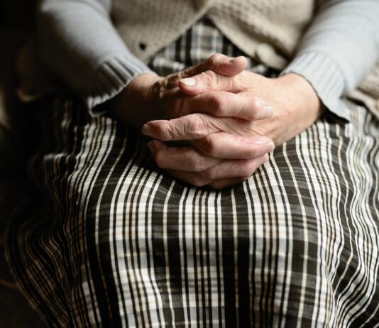 Zakaj v domovih za ostarele ne vedo kaj vam pripada po novem sistemu dolgotrajne oskrbe?