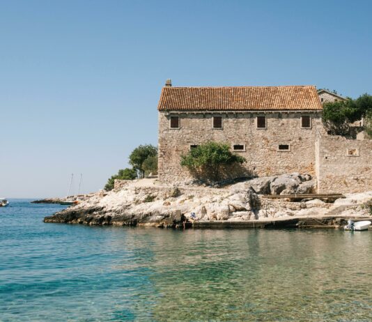 Nepremičnine na Hrvaškem: Ste zamudili priložnost ali je še čas za nakup?