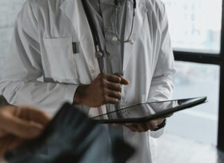 Čakalne vrste v zdravstvu: kdaj bo bolje in zakaj ne pridemo do specalista v 30 dneh?