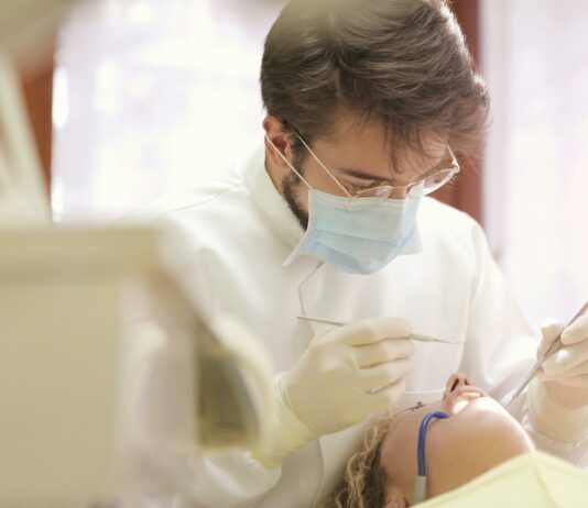 Zobozdravstveni turizem na Hrvaškem: Priložnost ali tveganje za Slovence?