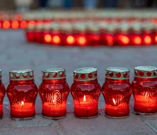 Luč spomina ali gora plastike? Slovenija se duši pod odpadki sveč