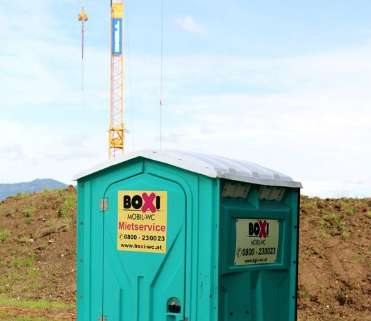 Romi kamenjali čistilca, ki sta prišla prazniti in očistiti sanitarije! Bo morala naslednjič posredovati policija?