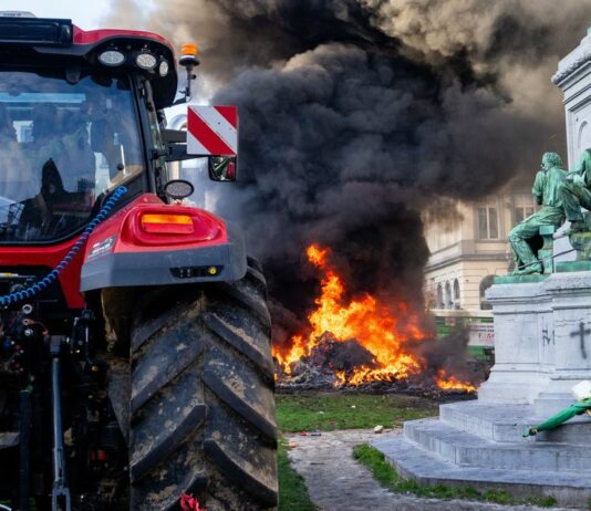 Bruselj v plamenih: Kmetje Evrope so se prebudili – in EU je na robu katastrofe!
