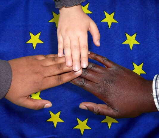 Vlada skrivnostna: nas čaka relokacija migrantov? Kako odgovarja opozicija?