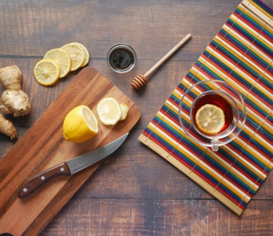 Ko zapeče v grlu: domači recepti, ki lahko hitro olajšajo bolečine