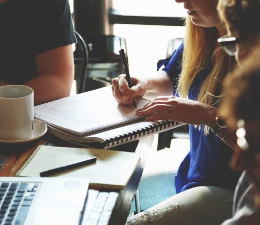 Zapuščina leta 2025: podjetništvo tone, davčne obremenitve rastejo, mnogi zapirajo svoja podjetja