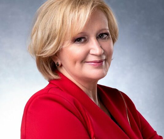 Kako je uredniška politika medija OnaPlus (Delo) razburila Ksenijo Benedetti in razgalila levo medijsko krajino