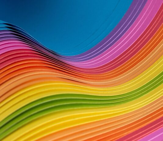 Lezbični par prosil umetno inteligenco za družinsko fotografijo – a tudi ta včasih zgreši