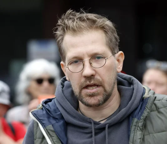 Dva svetova v istem studiu – 24 ur zvečer: Jenull proti Peterletu