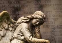 Škandalozno: mlado vplivnico med spolno igro zadavil policist