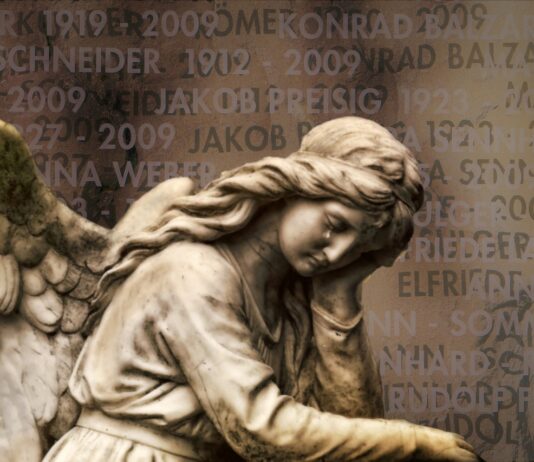 Škandalozno: mlado vplivnico med spolno igro zadavil policist