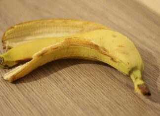 Šokantno: kateremu znanemu Slovencu je spodrsnilo na bananinem olupku?