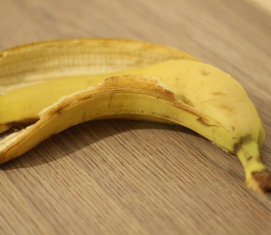 Šokantno: kateremu znanemu Slovencu je spodrsnilo na bananinem olupku?