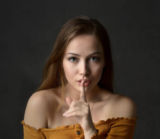 Vplivnica pod pritiskom: “Strah me je” – napadajo in grozijo ji Golobovi mediji