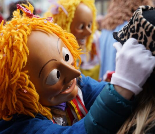 Pust: kam na pustni karneval v osrednji Sloveniji? Vodič po najbolj zabavnih praznovanjih!