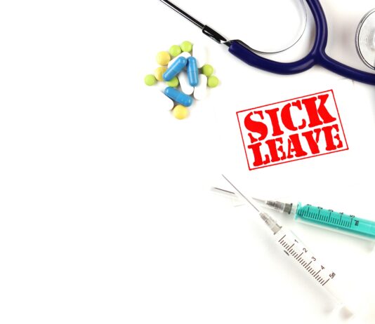 Bolniške odsotnosti: problem pravil ali tiho opozorilo sistema – na katerem mestu je Slovenija?