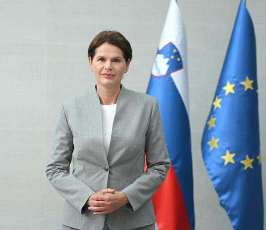 Posnetki skritih pogovorov odpirajo vprašanje: Alenka Bratušek ujeta pri kraji?