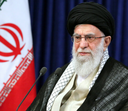 Napad ZDA in Izraela na Iran: smrt Ayatole Alija Khameneija in eskalacija v vojno