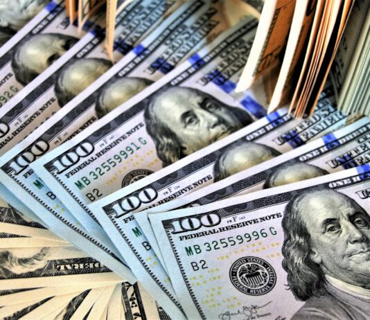 Obrat na svetovni stavnici Pollymarket tik pred volitvami: naključje ali skrit kapital za levo stran v ozadju?