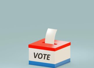 Napeta tekma med Gibanjem Svoboda in Slovensko demokratsko stranko: lahko glasovi iz tujine še spremenijo izid?