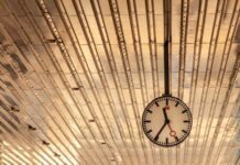 Premikanje ure: sistem, ki vztraja kljub opozorilom strokovnjakov- kako dolgo še?