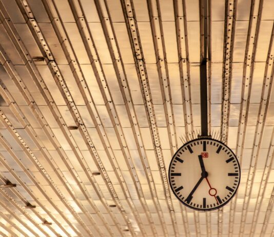 Premikanje ure: sistem, ki vztraja kljub opozorilom strokovnjakov- kako dolgo še?