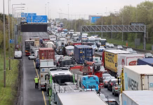 Kaos na evropskih tleh: traktorji paralizirali državo