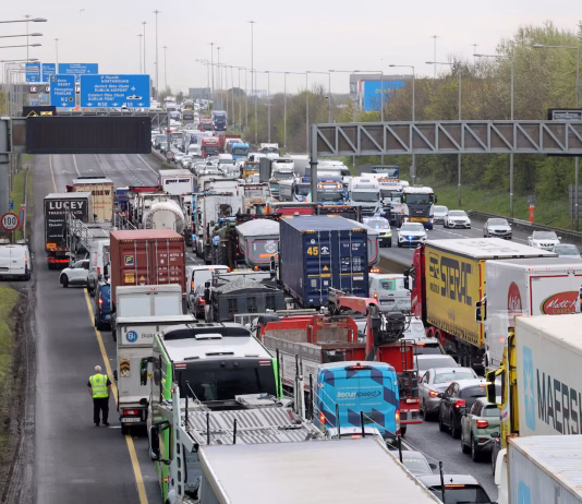 Kaos na evropskih tleh: traktorji paralizirali državo