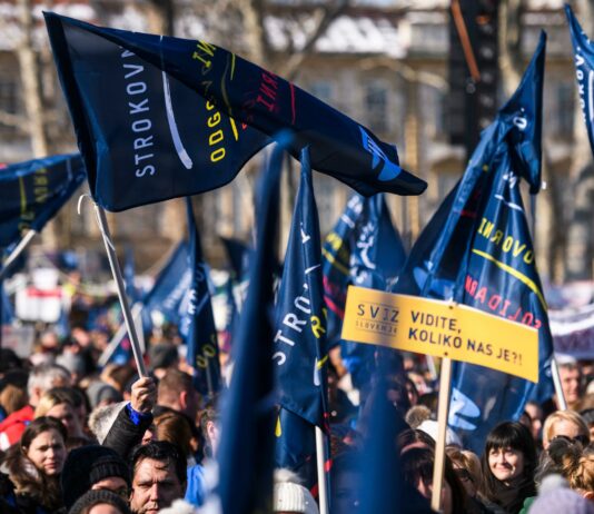 STAVKA NA OBZORJU?! Sindikati zaostrujejo svojo retoriko – zakaj prav zdaj in kje so bili zadnja 4 leta?