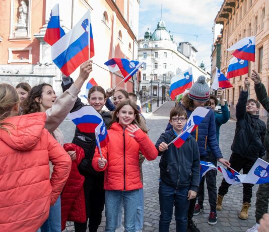 27.4. – dan, ki naj bi nas združeval, je v resnici lahko mit; vse več vprašanj o prazniku OF
