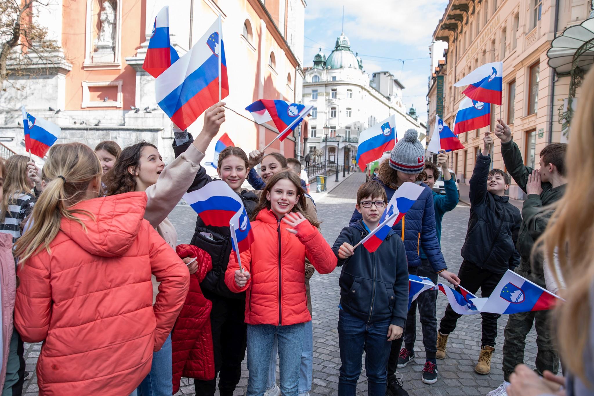 27.4. – dan, ki naj bi nas združeval, je v resnici lahko mit; vse več vprašanj o prazniku OF