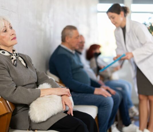 KOLAPS NA PRIMARNI RAVNI: ljudje v Borovnici čakali celo noč za vpis pri zdravniku – “to ni več sistem, to je sramota!”