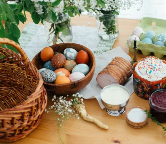 Velikonočne dobrote skozi stoletja: Simbolika in tradicija na slovenskih tleh