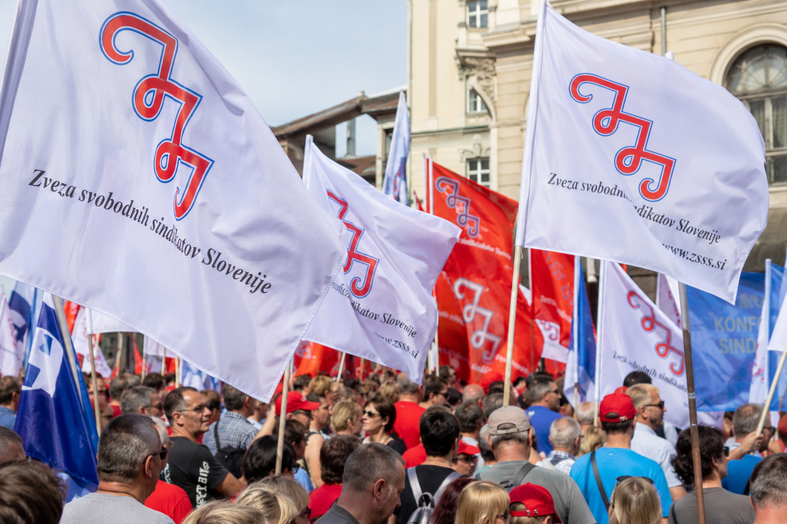 Slovenski sindikati pod drobnogledom: gre dejansko za zaščito delavcev ali zgolj za politični aparat levice?