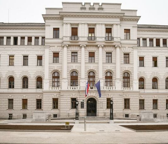 Tik pred glasovanjem o mandatarju: čudežno vstajenje Ustavnega sodišča? V ozadju pa že pritožbe in borba levih za ponavljanje volitev