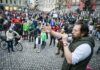 Tik pred potrditvijo mandatarja kaos pred parlamentom: Jenull ustrahuje s “črno kocko”, ki je provocirala poslance, voznik pa je končal s kaznijo