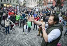 Tik pred potrditvijo mandatarja kaos pred parlamentom: Jenull ustrahuje s “črno kocko”, ki je provocirala poslance, voznik pa je končal s kaznijo