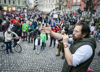 Stari obrazi spet pred parlamentom: Jenull v prvi vrsti, Levica na protestu, iz SDS pa ostro: »NVO-jevskega blefiranja bo kmalu konec«