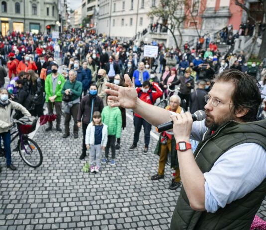 Tik pred potrditvijo mandatarja kaos pred parlamentom: Jenull ustrahuje s “črno kocko”, ki je provocirala poslance, voznik pa je končal s kaznijo
