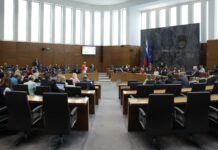 Predlog vlade v nastajanju: testiranje poslancev na droge bo obvezno. Levi politični vrh se s tem ne strinja.